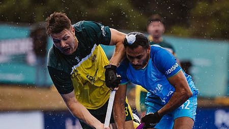 இந்தியா - ஆஸ்திரேலிய அணிகள் ஆட்டம்