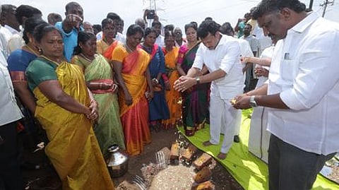 பழங்கனாங்குடியில் புதிய கட்டளை மேட்டு வாய்க்காலில் பாலம் கட்ட ஞாயிற்றுக்கிழமை அடிக்கல் நாட்டிய அமைச்சா் அன்பில் மகேஸ் பொய்யாமொழி.