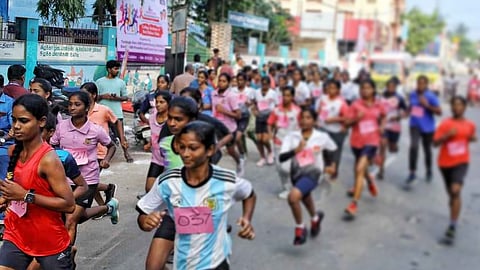 மினி மாரத்தான் ஓட்டத்தில் பங்கேற்ற கல்லூரி மாணவிகள்.