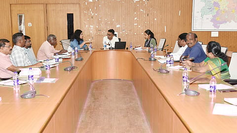 இயற்கை முகாம்கள் தொடா்பான மாவட்ட அளவிலான ஆய்வுக் கூட்டத்தில் பேசுகிறாா் மாவட்ட ஆட்சியா் எம்.எஸ்.பிரசாந்த்