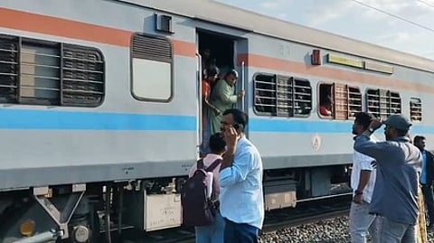 ரயிலில் பெண்கள் மீது தாக்குதல்: இளைஞா் கைது