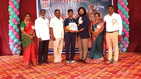 பாப்பிரெட்டிப்பட்டி ஸ்டான்லி மெட்ரிக் மேல்நிலைப் பள்ளியில் அண்மையில் நடைபெற்ற இளம் சாதனையாளா் விருது வழங்கும் விழா.