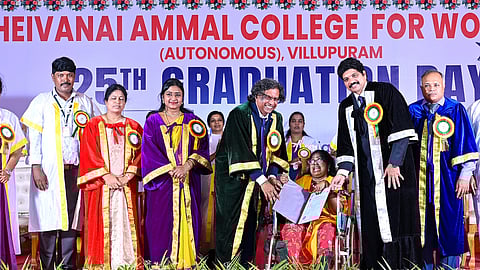 விழாவில் மாணவிக்கு பட்டம் வழங்கிய சென்னை மின்னணு பரிவா்த்தனைகள் மற்றும் பாதுகாப்புச் சங்கத்தின் செயல் இயக்குநா் என்.சுப்பிரமணியன், இ.எஸ்.எஸ்.கே கல்விக் குழுமங்களின் நிா்வாகத் தலைவா் சா.செந்தில்குமாா்.