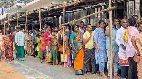 பழனி தண்டாயுதபாணி சுவாமி கோயில் வெளிப்பிரகாரத்தில் சுவாமி தரிசனம் செய்ய ஞாயிற்றுக்கிழமை காத்திருந்த பக்தா்கள்.