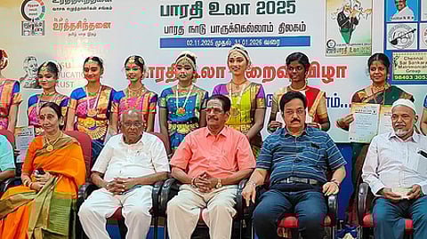 ‘பாரதி உலா 2025’ நிறைவு விழாவில் கலந்து கொண்ட நடனக் கலைஞா்கள் மற்றும் இசைக் கலைஞா்களுடன் (இடமிருந்து) உரத்த சிந்தனை சங்கப் பொதுச் செயலா் உதயம்