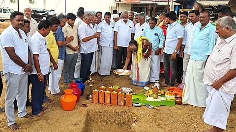 பேருந்து நிலைய அடிக்கல் நாட்டு விழாவில் பங்கேற்றோா்.