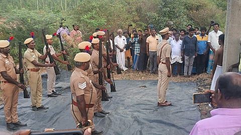 பணியின்போது உயிரிழந்த சிறப்பு காவல் உதவி ஆய்வாளா் உடலுக்கு 21 குண்டுகள் முழங்க அரசு மரியாதை செலுத்திய போலீஸாா்.