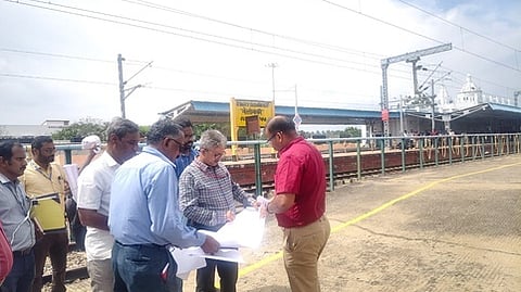 வேளாங்கண்ணி ரயில் நிலையத்தில் ஆய்வு மேற்கொண்ட தெற்கு ரயில்வே திருச்சி கோட்ட மேலாளாா் பலக்ராம் நேகி.