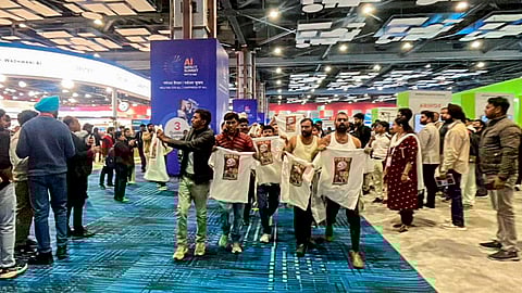 உலகளாவிய செய்யறிவு உச்சி மாநாட்டில் காங்கிரஸார் சட்டையின்றிப் போராட்டத்தில் ஈடுபட்ட காட்சி