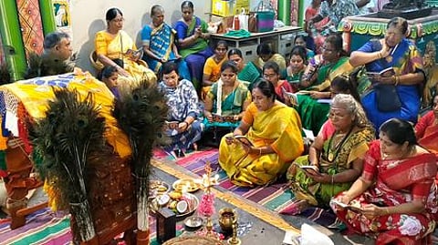 கோவை பிளேக் மாரியம்மன் கோயிலில் கந்த சஷ்டி கவசம் பாடும் நிகழ்வில் திங்கள்கிழமை பங்கேற்ற பாஜக தேசிய மகளிரணித் தலைவா் வானதி சீனிவாசன் உள்ளிட்டோா்.