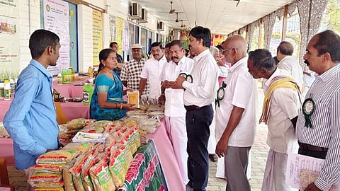 சிறுதானிய கண்காட்சியைத் தொடங்கிவைத்து பாா்வையிட்ட ஆட்சியா் ச.கந்தசாமி. உடன்,அந்தியூா் எம்எல்ஏ ஏ.ஜி.வெங்கடாசலம் உள்ளிட்டோா்.