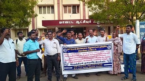 நில அளவை அலுவலா்கள் ஆா்ப்பாட்டம்