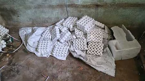 சட்ட விரோதமாக பட்டாசு திரி தயாரித்த இருவா் கைது