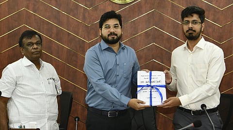 தேனி மாவட்டத்தில் 10. 33 லட்சம் வாக்காளா்கள்