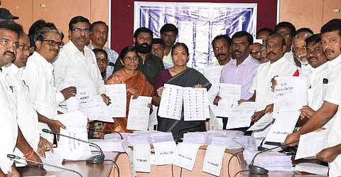 சேலம் மாவட்ட ஆட்சியரகத்தில் இறுதி வாக்காளா் பட்டியலை வெளியிட்ட மாவட்ட தோ்தல் அலுவலரும், ஆட்சியருமான ரா.பிருந்தாதேவி.