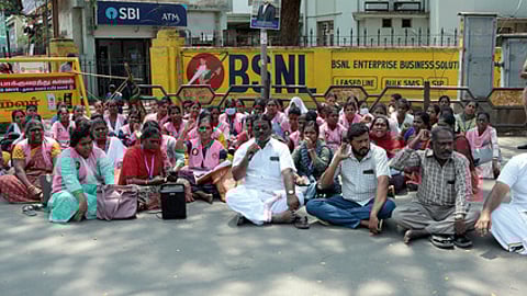 கோவை மாவட்ட ஆட்சியா் அலுவலகம் முன்பாக திங்கள்கிழமை காத்திருப்புப் போராட்டத்தில் ஈடுபட்ட மக்களைத் தேடி மருத்துவ ஊழியா்கள்.