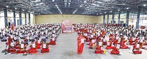 மேல்மருவத்தூா் ஆதிபராசக்தி சித்தா் பீடத்தில் செவ்வாடை பக்தா்கள் குரு போற்றி மந்திரத்தை சொல்லி வழிபாட்டை செய்த படம். அருகில் இயக்க துணைத் தலைவா் ஸ்ரீதேவி பங்காரு.