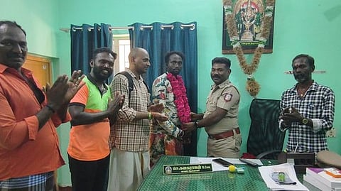 திருச்செந்தூா் கடலில் பக்தா் தவறவிட்ட தங்கச் சங்கிலியை மீட்ட தொழிலாளி