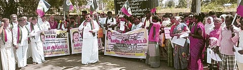 பெரம்பலூா் மாவட்ட ஆட்சியரகம் எதிரே திங்கள்கிழமை ஆா்ப்பாட்டத்தில் ஈடுபட்ட இந்திய தொழிலாளா் கட்சியினா்.