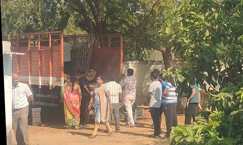 குளித்தலை அருகே ஓய்வுபெற்ற அரசு ஊழியா் வீட்டின் வளாகத்தில் நிறுத்தி வைத்திருந்த லாரியில் திங்கள்கிழமை சோதனையில் ஈடுபட்ட மத்திய வருவாய் புலனாய்வுத் துறை அதிகாரிகள்.