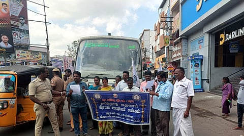 கிராம வருவாய் ஊழியா் சங்கத்தினா் சாலை மறியல்