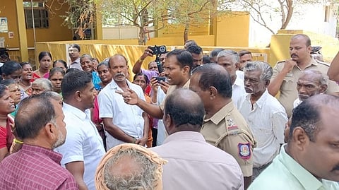 குரும்பூா் தொடக்க கூட்டுறவு வங்கிக்கு பூட்டுப்போட்டு மக்கள் போராட்டம்