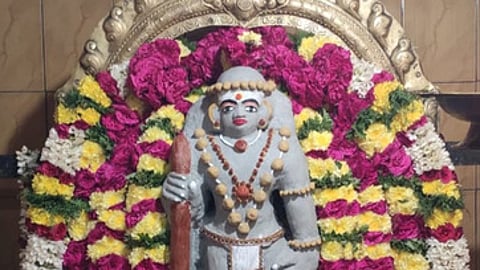 கோளப்பாறை: ஆயிரம் ஆண்டுகள் பழைமை வாய்ந்த முருகன் கோயிலில் கிருத்திகை வழிபாடு