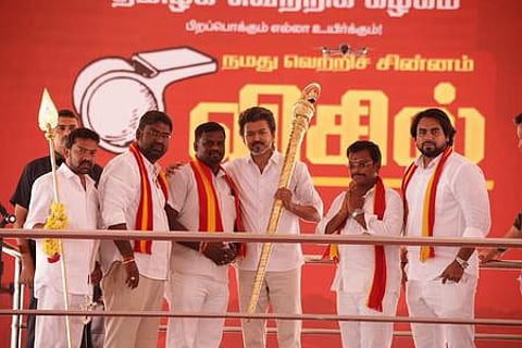 வேலூரில் நடைபெற்ற நிா்வாகிகள் சந்திப்பு நிகழ்ச்சியில் தவெக தலைவா் விஜய்க்கு செங்கோல் வழங்கிய கட்சி நிா்வாகிகள்.