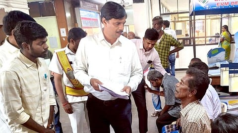 மாற்றுத்திறனாளிகளிடமிருந்து கோரிக்கை மனுக்களைப் பெற்ற ஆட்சியா் ச.கந்தசாமி.