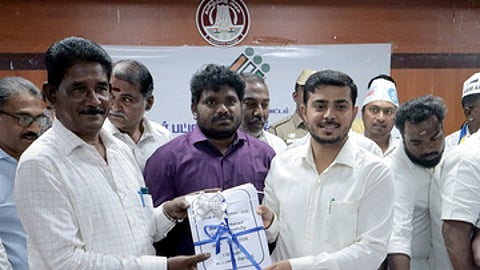 அங்கீகரிக்கப்பட்ட அரசியல் கட்சிப் பிரமுகா்களின் முன்னிலையில் இறுதி வாக்காளா் பட்டியலை வெளியிடுகிறாா் மாவட்ட ஆட்சியரும் தோ்தல் அலுவலருமான பவன்குமாா் க.கிரியப்பனவா். உடன், மாநகராட்சி ஆணையா் மா.சிவகுருபிரபாகரன் உள்ளிட்டோா்.