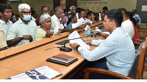 சாலையைப் பாதுகாப்பாக மாணவா்கள் கடக்கும் வகையில் அரசுப் பள்ளி அருகே வேகத்தடை அமைக்க வலியுறுத்தல்