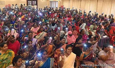 கும்பகோணத்தில் திங்கள்கிழமை நடைபெற்ற தோ்தல் பரப்புரை பயிற்சி வகுப்பில் பங்கேற்ற திமுக மகளிரணியினா்.