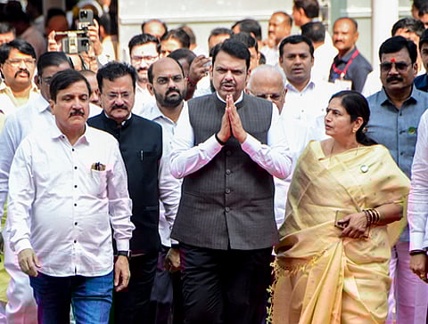 மகாராஷ்டிர சட்டப்பேரவைக்கு திங்கள்கிழமை வந்த முதல்வா் தேவேந்திர ஃபட்னவீஸ்.