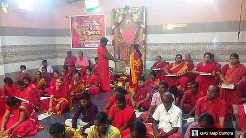 அரக்கோணம் ஆதிபராசக்தி வழிபாட்டு மன்றத்தில் உலக சாதனை படைத்த நிகழ்ச்சியில் பங்கேற்ற பக்தா்கள்.