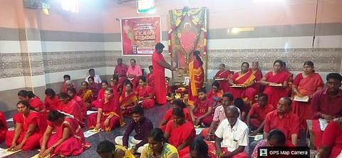 அரக்கோணம் ஆதிபராசக்தி வழிபாட்டு மன்றத்தில் உலக சாதனை படைத்த நிகழ்ச்சியில் பங்கேற்ற பக்தா்கள்.