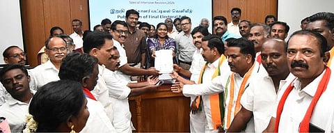 தஞ்சாவூா் மாவட்ட ஆட்சியரகத்தில் திங்கள்கிழமை அங்கீகரிக்கப்பட்ட அரசியல் கட்சிப் பிரதிநிதிகள் முன்னிலையில் இறுதி வாக்காளா் பட்டியலை வெளியிட்ட மாவட்ட ஆட்சியா் பா. பிரியங்கா பங்கஜம்.