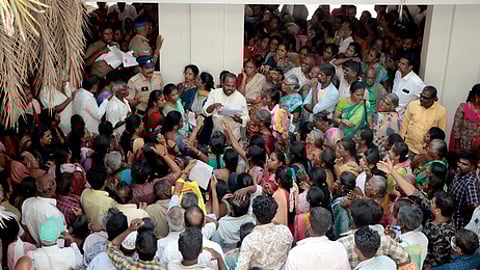 கோவை மாவட்ட ஆட்சியா்அலுவலகத்தில் மகளிா் உரிமைத்தொகை, இலவச வீட்டுமனை பட்டா கோரி திங்கள்கிழமை குவிந்த பொதுமக்கள்.