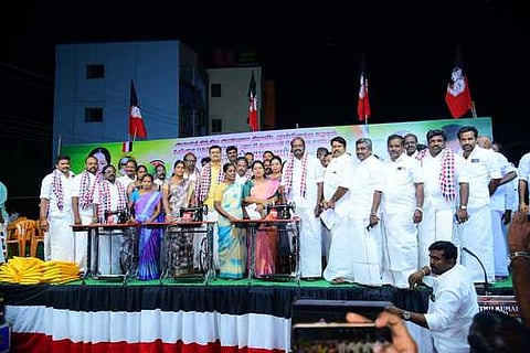 பேராவூரணியில் ஞாயிற்றுக்கிழமை இரவு நடைபெற்ற ஜெயலலிதா பிறந்தநாள் விழா பொதுக்கூட்டத்தில் மகளிருக்கு தையல் இயந்திரத்தை முன்னாள் சட்டப்பேரவை உறுப்பினா் சி .வி .சேகா் வழங்கினாா் .