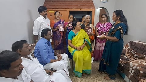 வந்தவாசி கவரைத் தெருவில் பிரசாரம் மேற்கொண்ட திமுகவின் வெல்லும் தமிழ்ப் பெண்கள்.