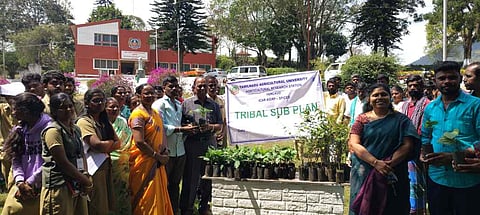 ஏற்காடு தோட்டக்கலை ஆராய்ச்சி நிலையத்தில் மதிப்பு கூட்டுதல் பயிற்சி அளித்த கோவை தோட்டக்கலை கல்லூரி மற்றும் ஆராய்ச்சி நிலைய முதன்மையா் வெங்கடேசன்.