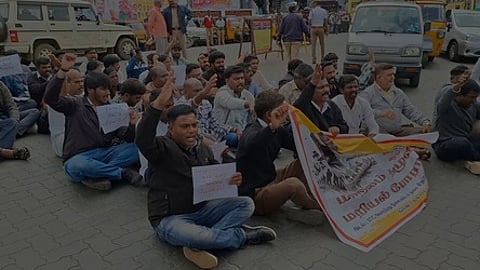 வருவாய் கிராம ஊழியா்கள் சங்கத்தினா் சாலை மறியல்