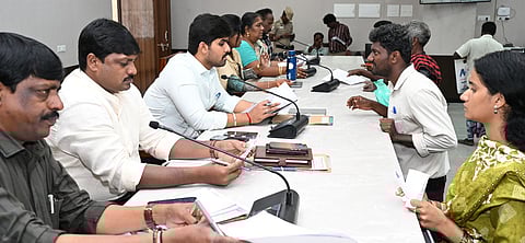 மனுக்களை பெற்ற ஆட்சியா் மு.பிரதாப், உடன் மாவட்ட வருவாய் அலுவலா் சுரேஷ் உள்ளிட்டோா். ~