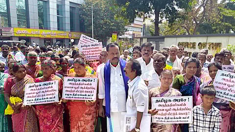 கோவை மாவட்டம், நீலாம்பூரை அடுத்த முதலிபாளையத்தில் மயான ஆக்கிரமிப்பை மீட்டுத்தரக் கோரி மாவட்ட ஆட்சியரிடம் மனு அளிக்க வந்த பொதுமக்கள்.