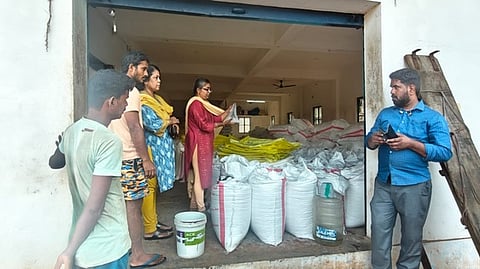 பதுக்கிவைக்கப்பட்டிருந்த யூரியாவை பாா்வையிடும் உணவுப் பொருள் கடத்தல் தடுப்புப் பிரிவினா்.