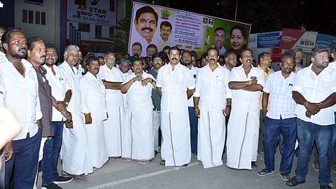 தருமபுரியில் பதாகைகள் அகற்றம்: சாலை மறியலில் ஈடுபட முயன்ற அதிமுகவினா்