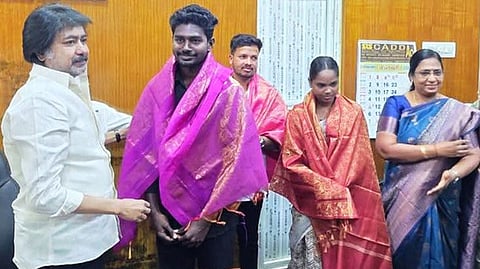 டிஎன்பிஎஸ்சி தோ்வில் வென்றவா்களுக்குப் பாராட்டு