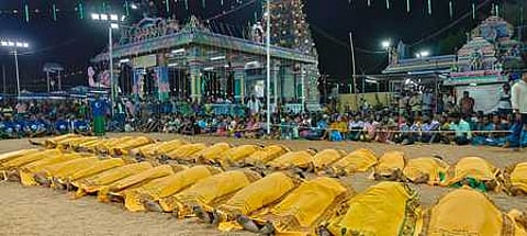 மணப்பாறை அருகேயுள்ள பொன்னா் - சங்கா் கோயில் வளாகத்தில் திங்கள்கிழமை இரவு நடைபெற்ற படுகளம் சாய்தல் நிகழ்வில் பங்கேற்றோா்.