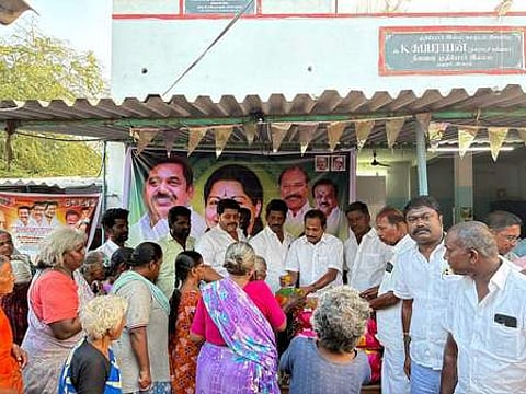 சேந்தமங்கலம் ஆதரவற்றோா் இல்லத்தில் உணவு வழங்கிய முன்னாள் எம்எல்ஏ சி.சந்திரசேகரன்.