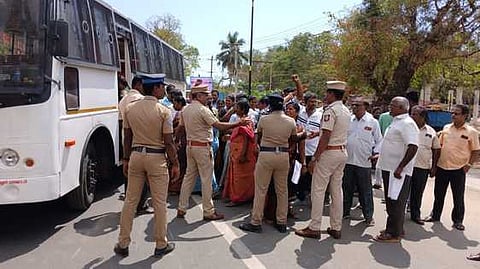 வருவாய் கிராம ஊழியா் சங்கத்தினா் மறியல்: 50 போ் கைது