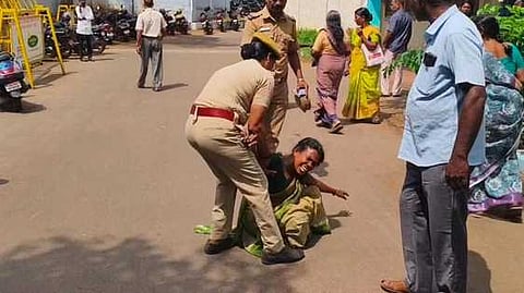 நாகா்கோவில் ஆட்சியா் அலுவலகத்தில் பெண் தீக்குளிக்க முயற்சி